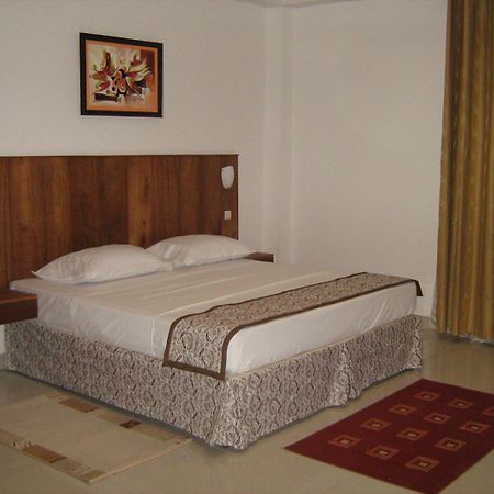 Rosalie'S Suites Lome Exterior photo