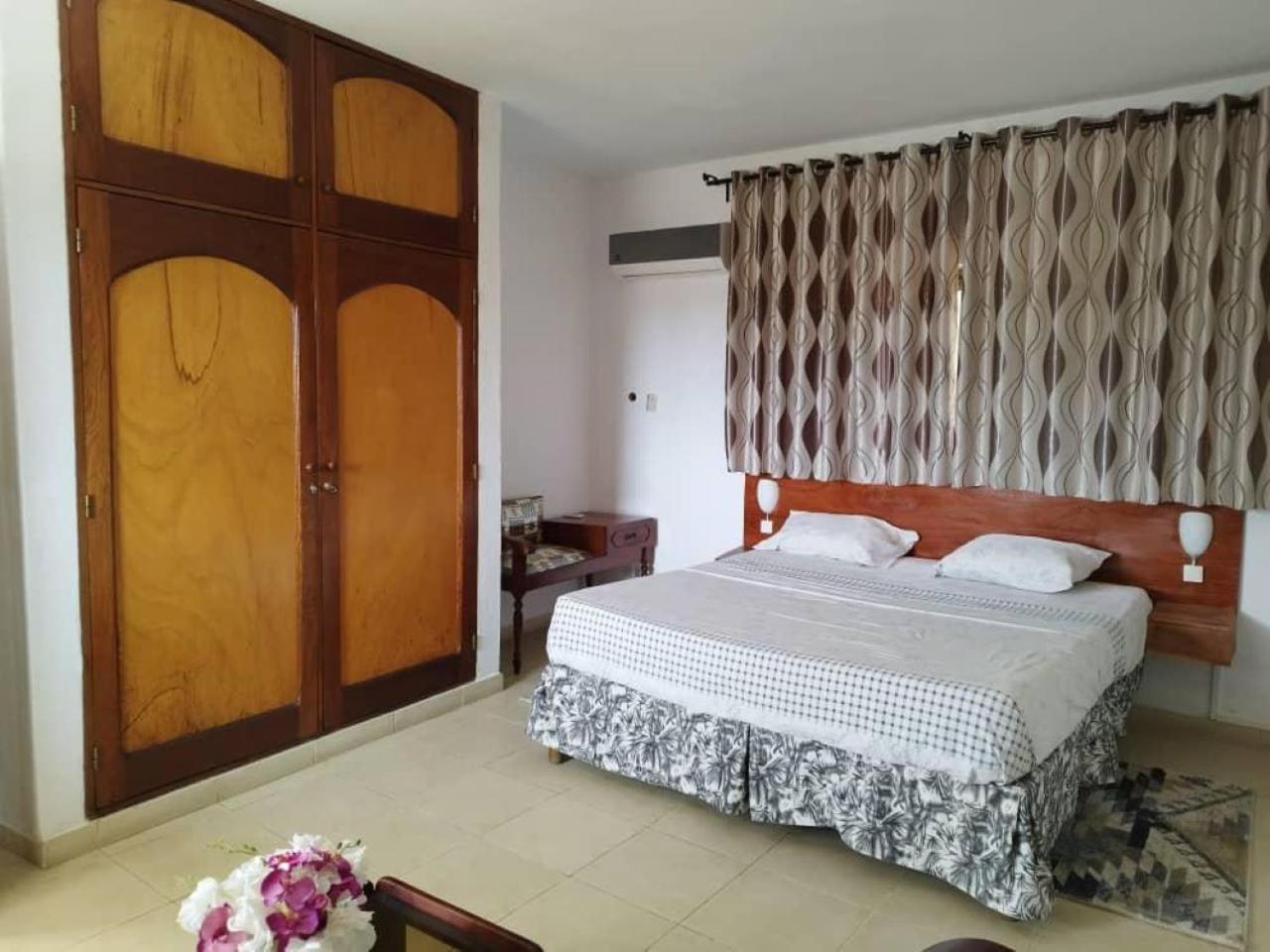 Rosalie'S Suites Lome Exterior photo